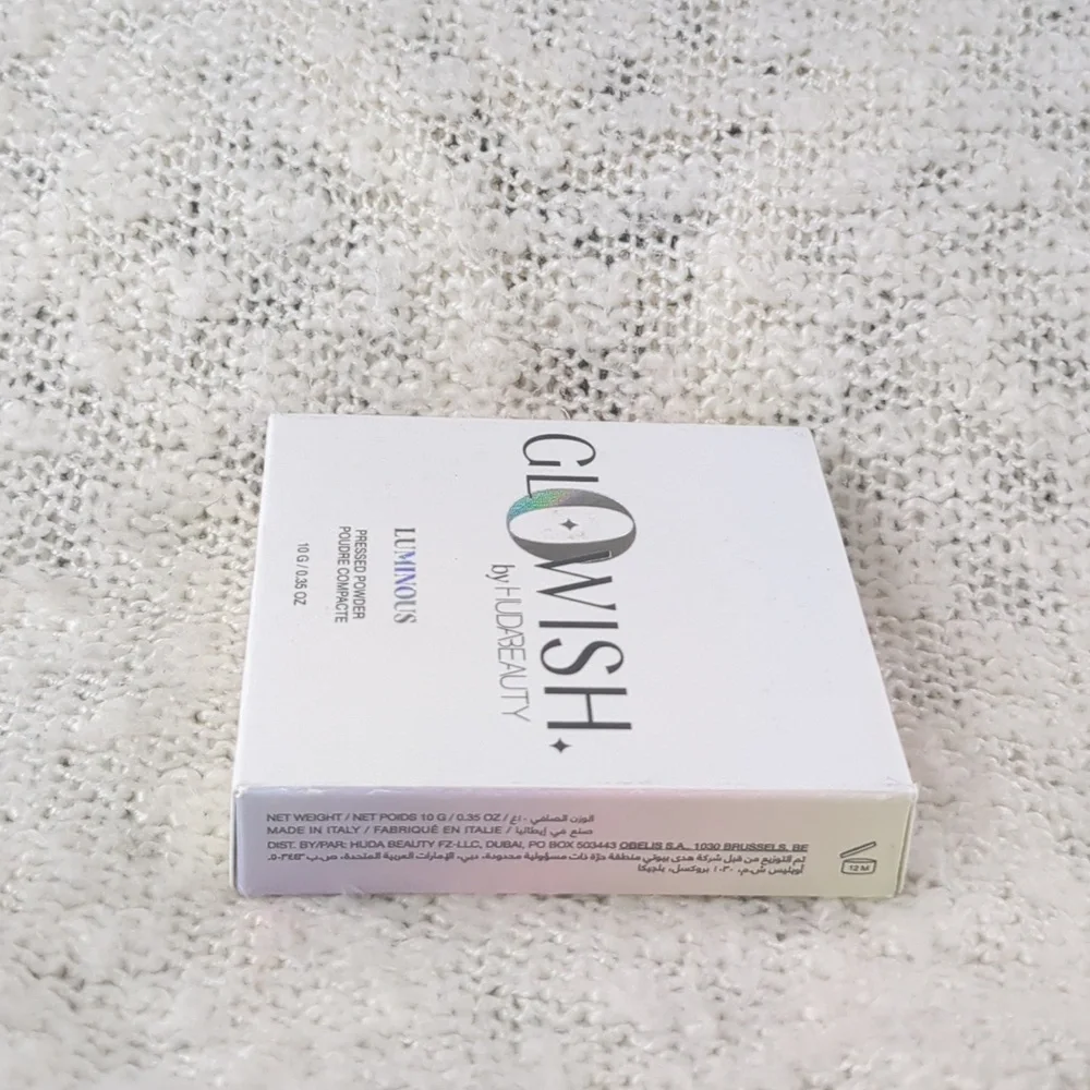 HUDA BEAUTY GloWish Luminous Pressed Powder in 00 PORCELAIN, 10g/0.35oz